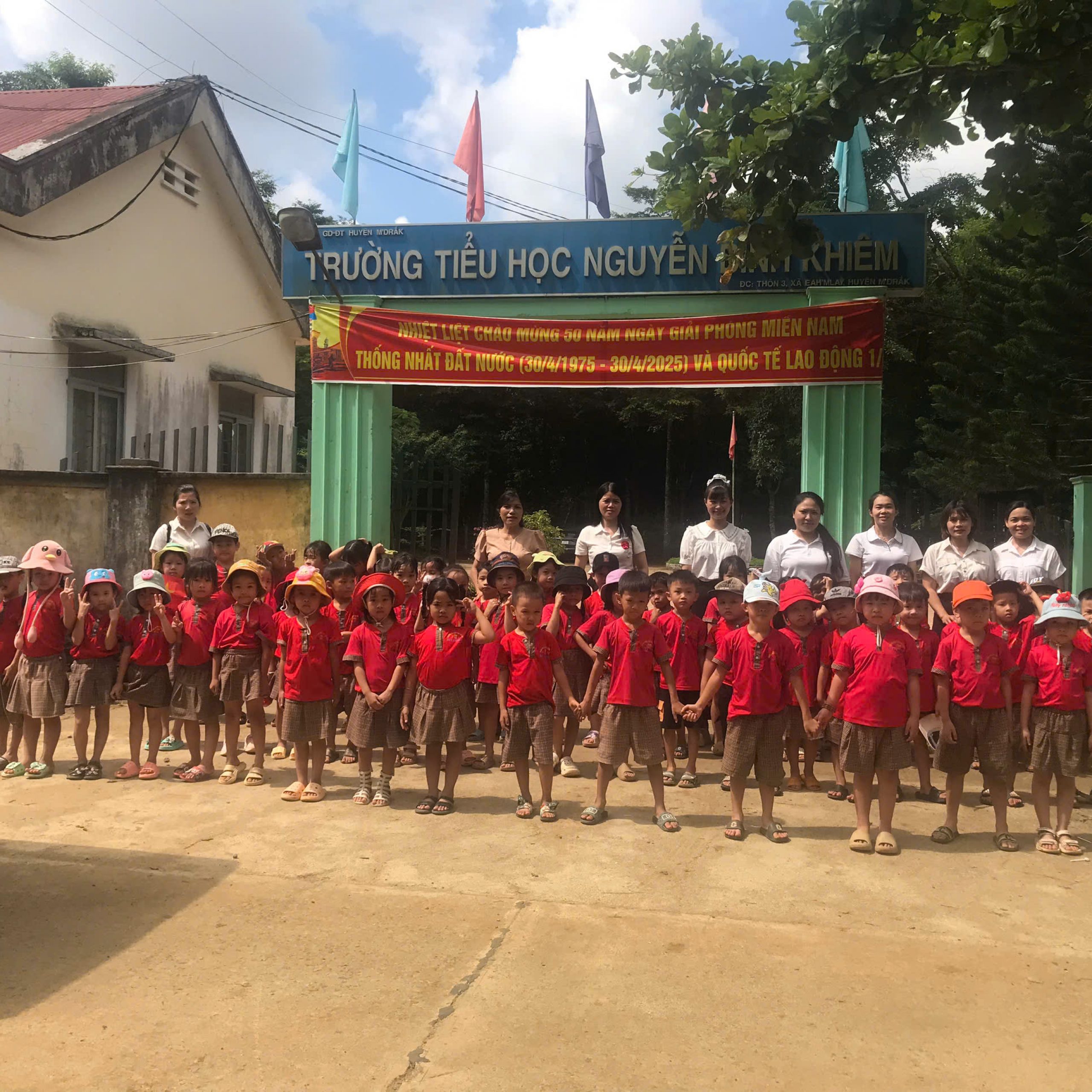 HOẠT ĐỘNG THAM QUAN TRƯỜNG TIỂU HỌC NGUYỄN BỈNH KHIÊM CỦA CÁC BÉ 5 TUỔI
