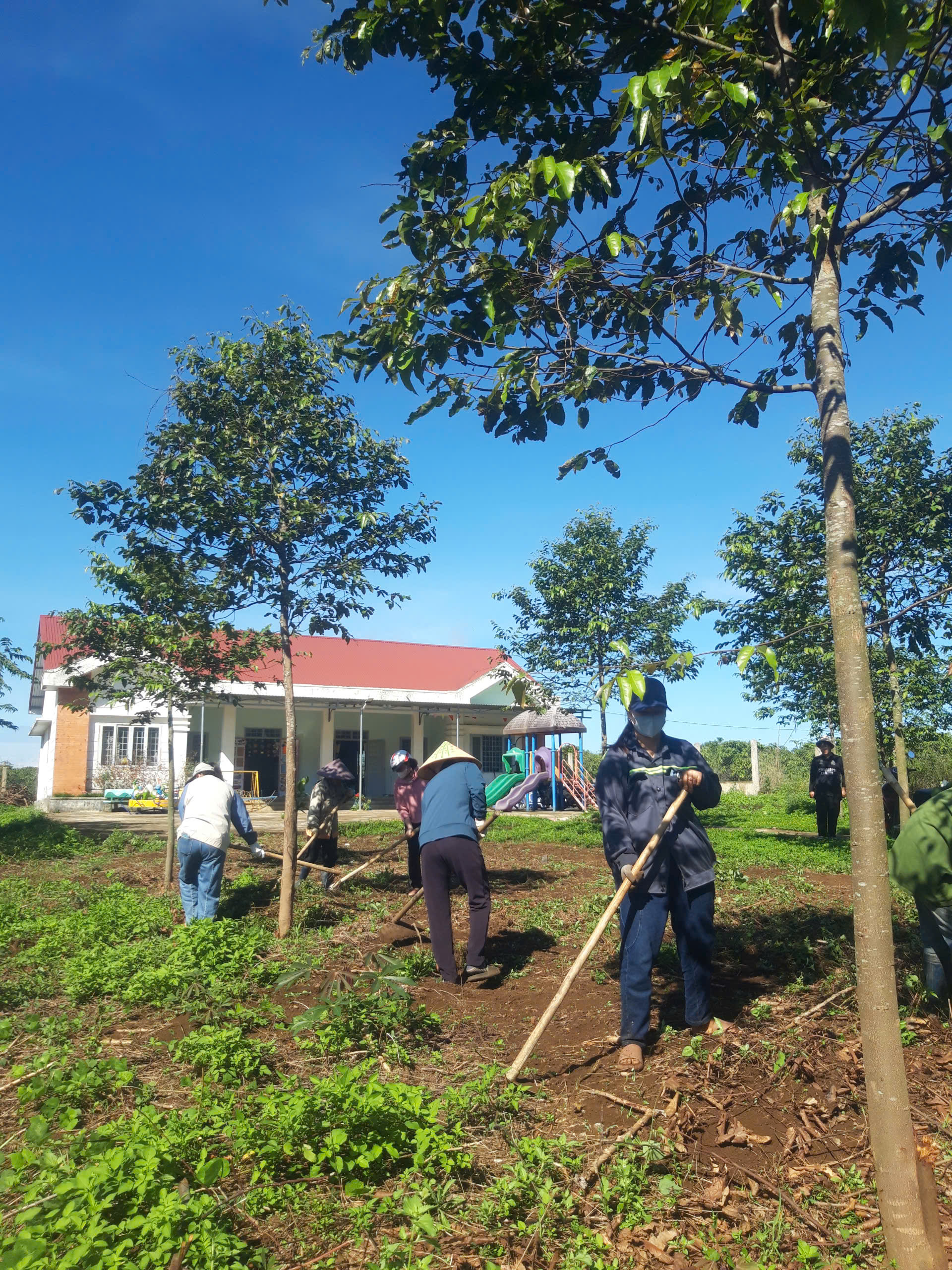 Cảm ơn quý cha mẹ trẻ và đoàn thanh niên xã Ea Riêng đã hỗ trợ nhà trường lao động trồng cây xanh, tạo cảnh quan môi trường bên ngoài ở 2 điểm trường. (Công tác chuẩn bị cho năm học 2025-2026) Cảm ơn quý cha mẹ trẻ và đoàn thanh niên xã Ea Riêng đã hỗ trợ nhà trường lao động trồng cây xanh, tạo cảnh quan môi trường bên ngoài ở 2 điểm trường. (Công tác chuẩn bị cho năm học 2025-2026)