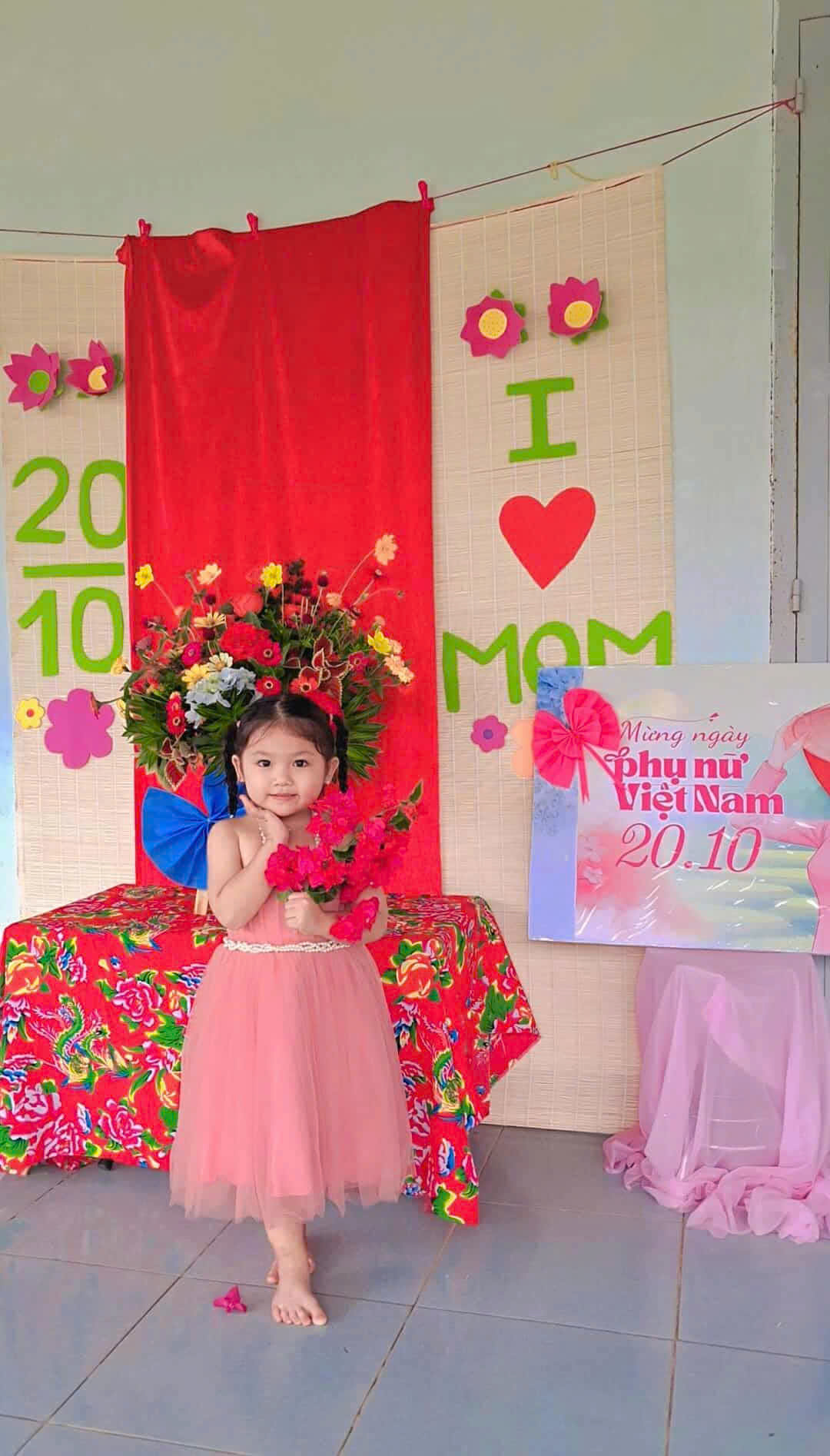 Cô và bé đón chào ngày Phụ nữ Việt Nam 20-10 Cô và bé đón chào ngày Phụ nữ Việt Nam 20-10